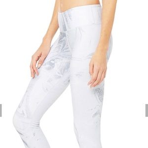 BNWT ALO Yoga Airbrush Capri leggings
